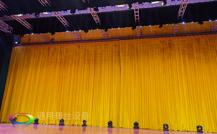 牽引大幕啟閉運動的機械設備。大幕機（proscenium curtain machinery）